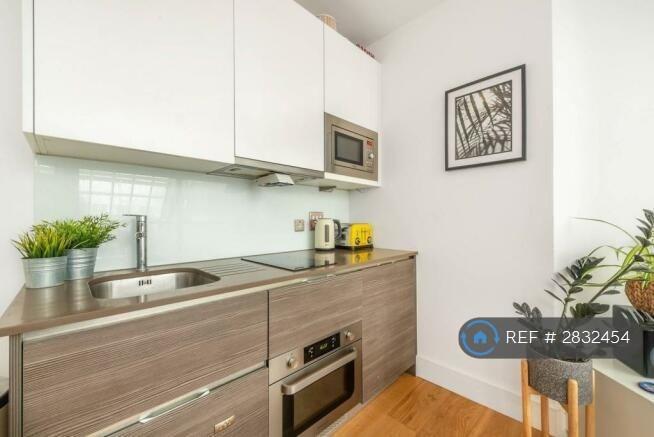 Studio flat in Trinity Square, Hounslow, TW3 (#2832454)