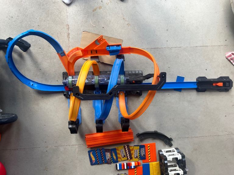 Hot Wheels Track Set with Cars – Good Condition