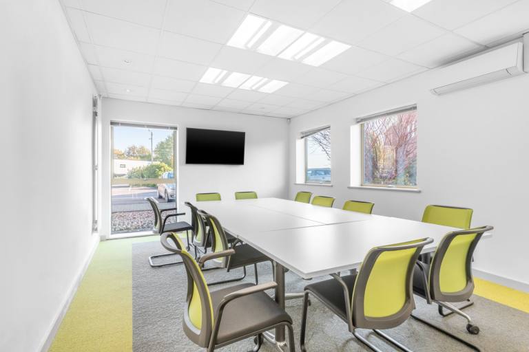 Gosport - PO13 0FQ \ Office for Rent with 4 Workstations