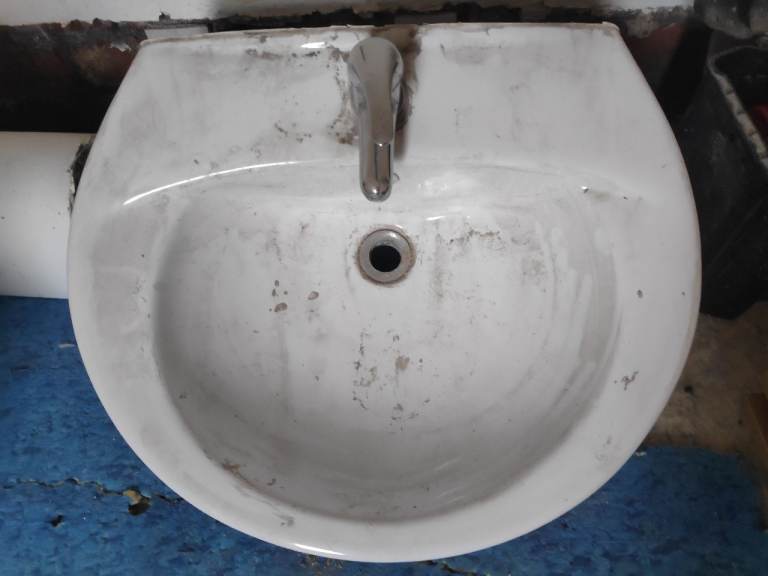 Bathroom sink basin