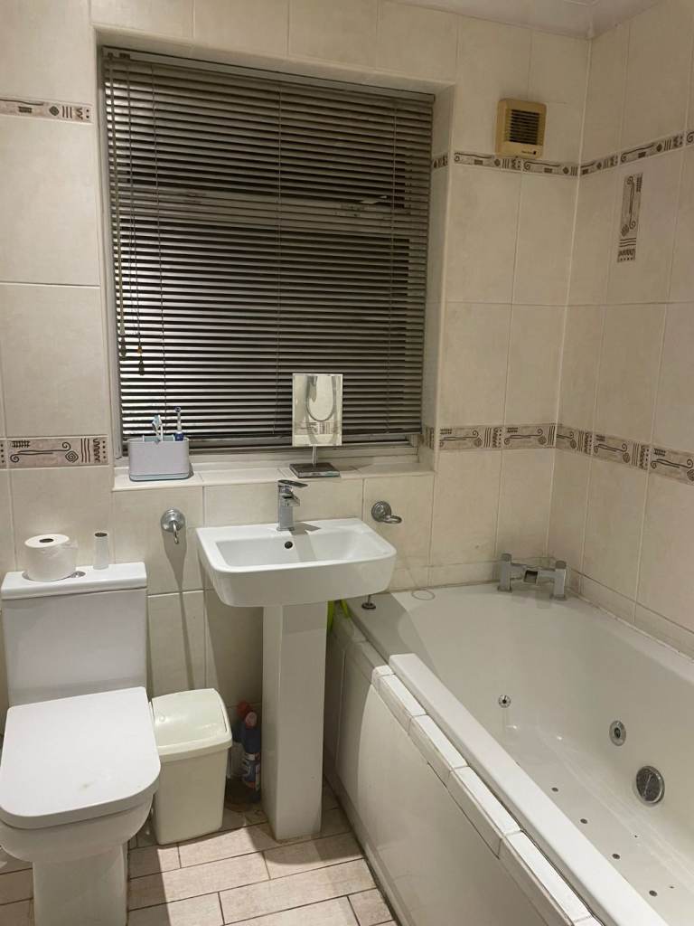 Large Double Bed room for rent in Romford