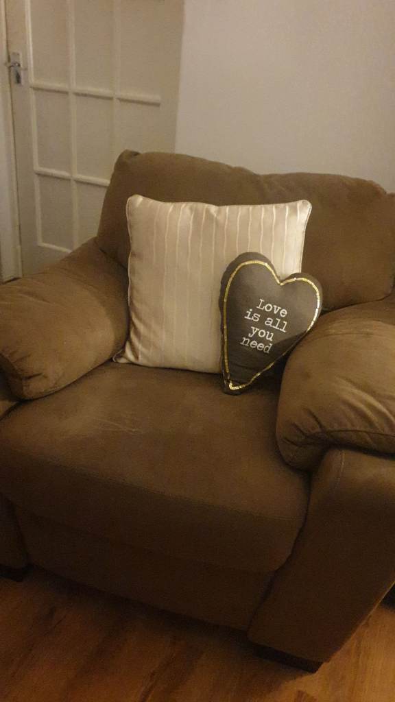 Suite 3 seater and 2 armchairs brown/tan 