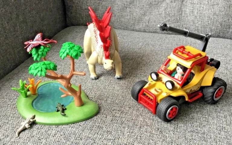 Playmobil    DINOSAUR SET WITH VEHICLE & DRIVER