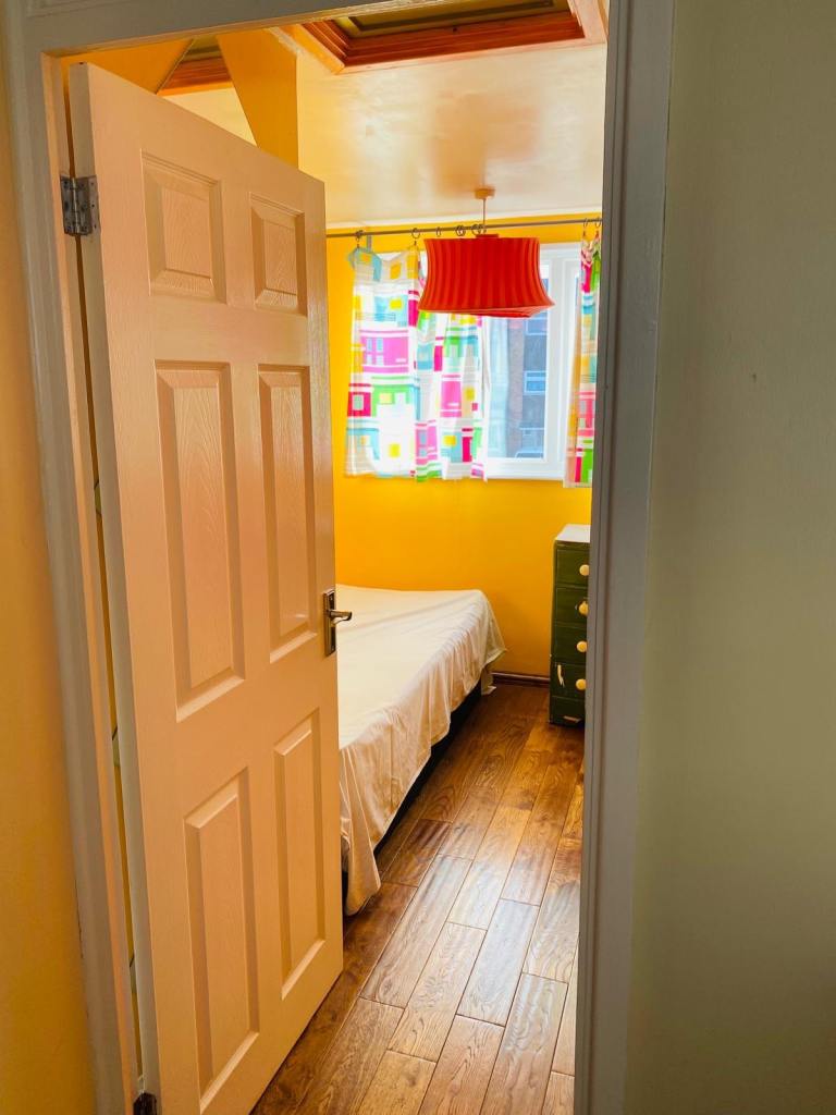 Single room including bills available now Postcode LU3 3RZ