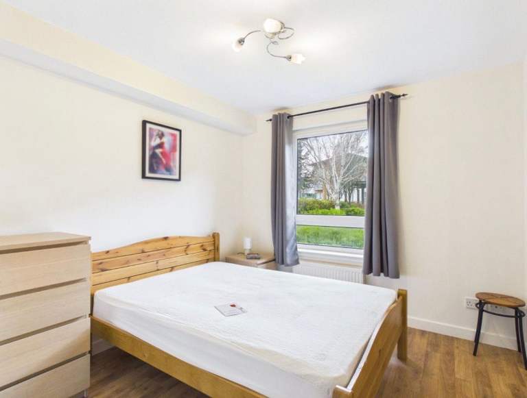 Edinburgh room Available 