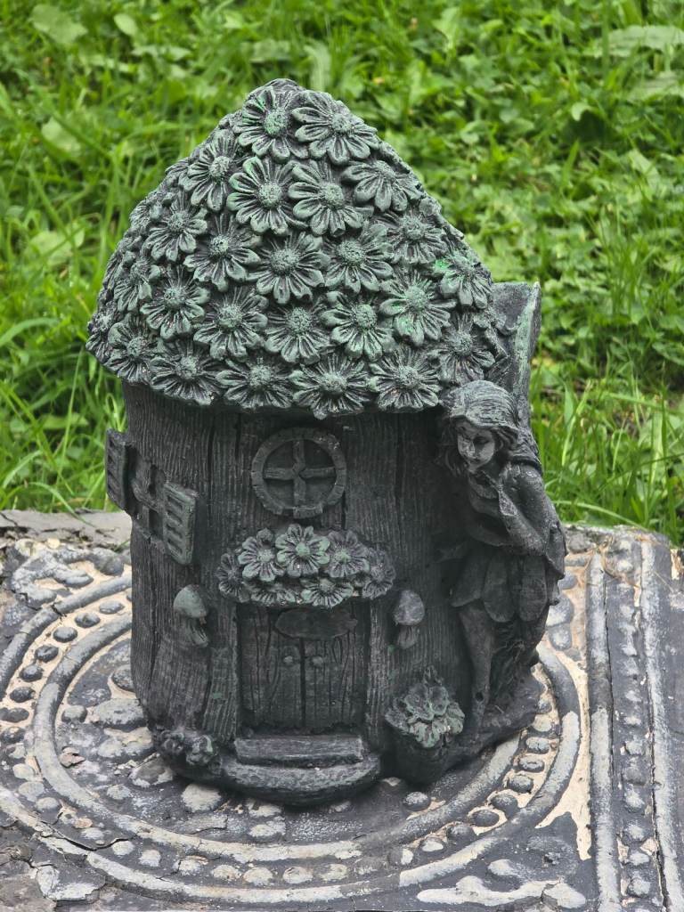 garden ornaments 