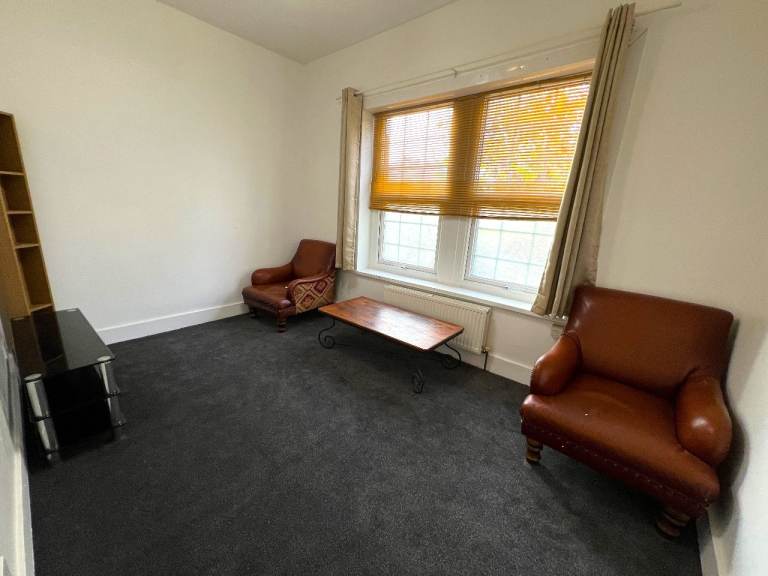 Good size 2 double bedrooms first floor flat near Seven sisters and Harringay Stations