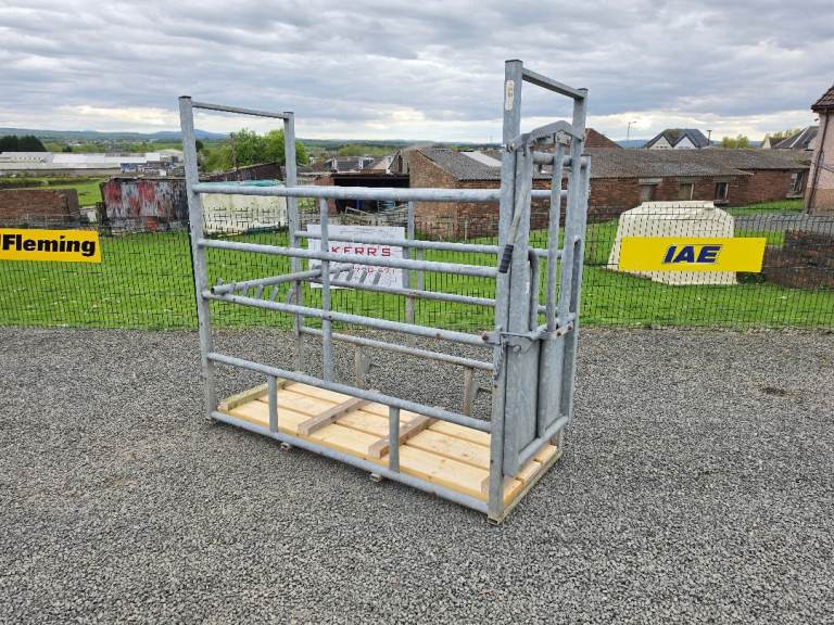 Iae economy cattle crush manual head yoke farm livestock tractor 
