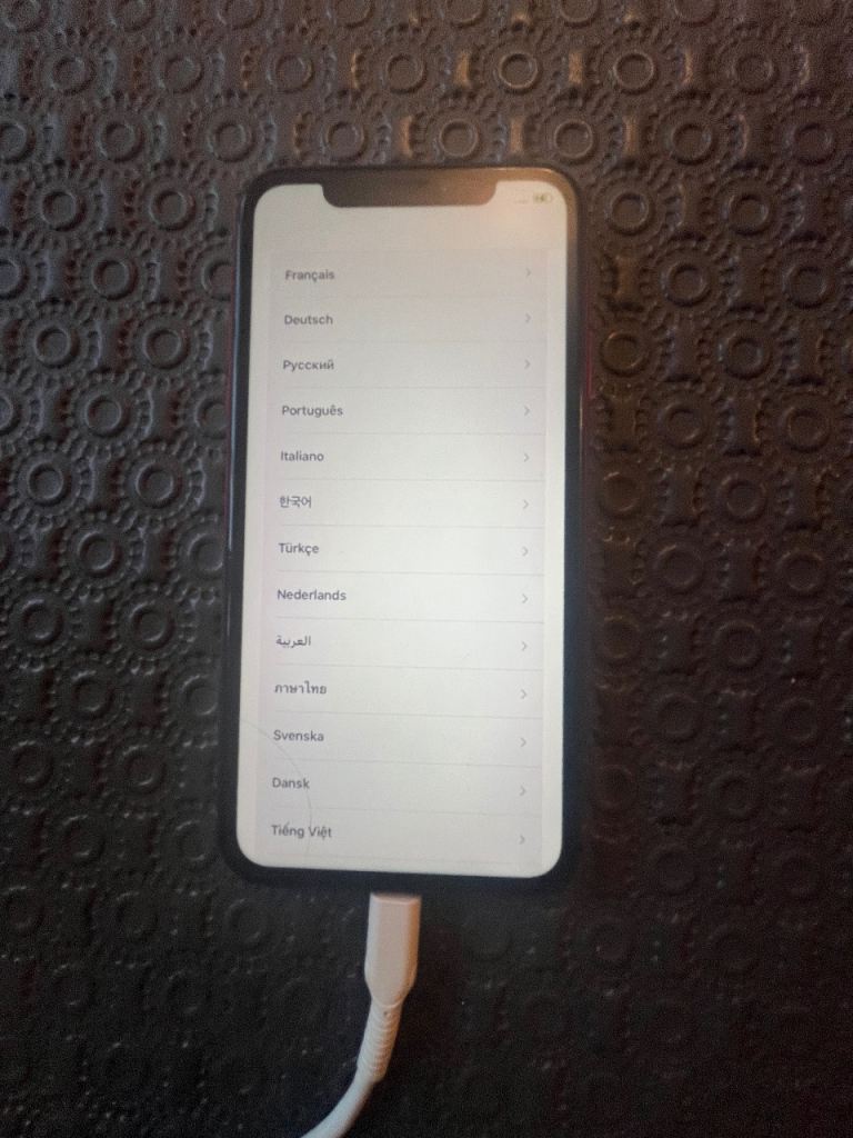 Apple iPhone XR Red 64 GB Small crack on back Unlocked