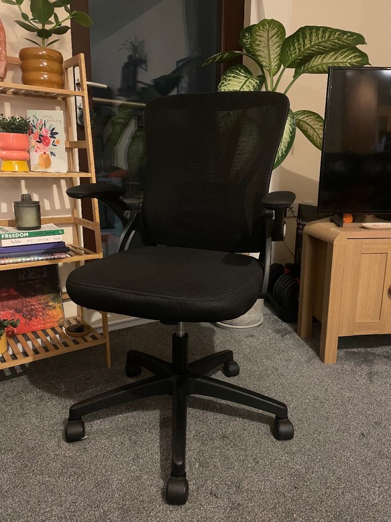 Comfortable black computer chair 