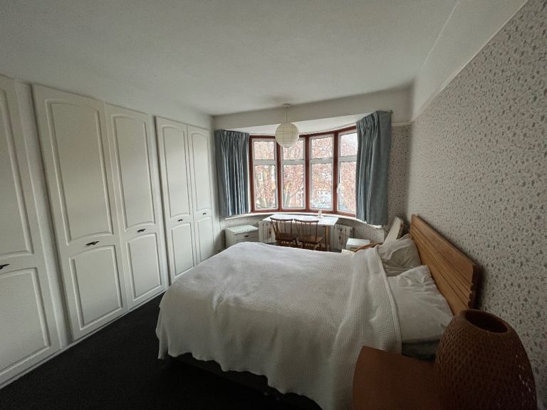 Two double rooms available in Ealing gay houseshare