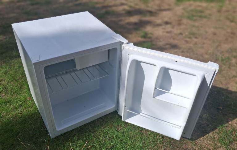 Tabletop Fridge AVRDF106 - White, Good Condition