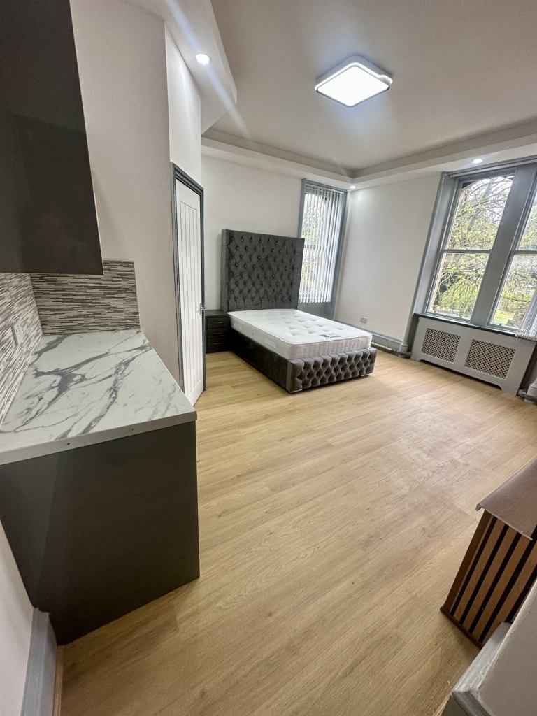 ** ALL BILLS INCLUDED **Double studio, Available to Couples **