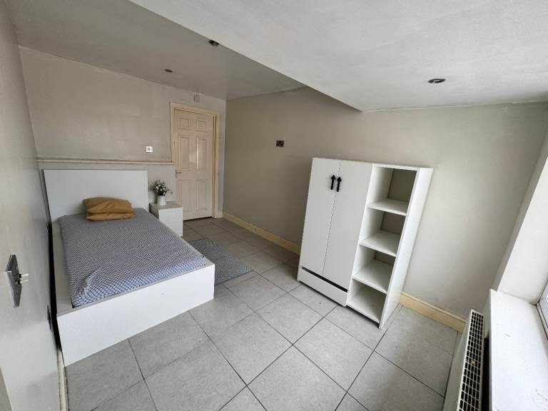 Spacious Room Available in Basildon (ensuite bath)