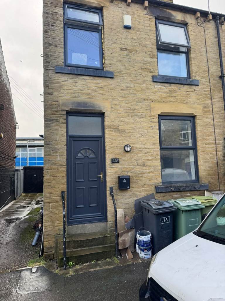 2 Bed Front Terraced in Cleckheaton - PICS to follow