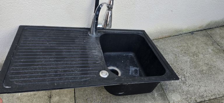 Black kitchen sink with shower tap / blender