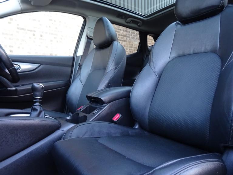 2019 Nissan Qashqai 1.3 DiG-T Tekna 5dr **LOW MILEAGE*ONLY 37000 MILES FROM NEW** HATCHBACK Petro...