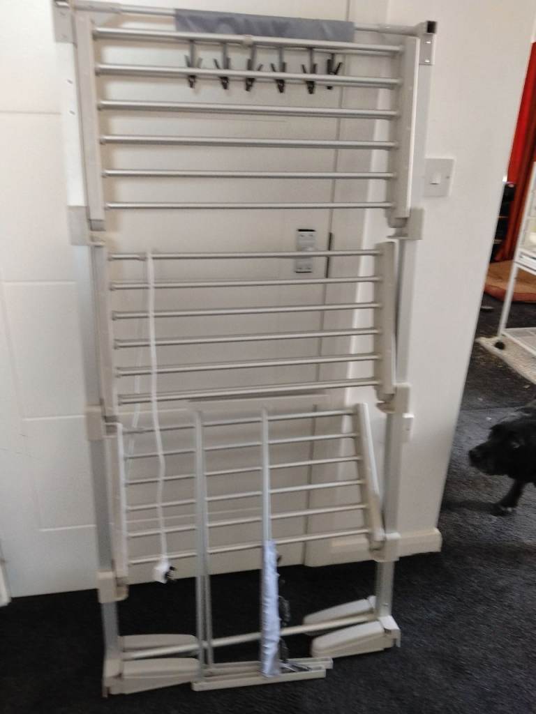 Heated clothes airer