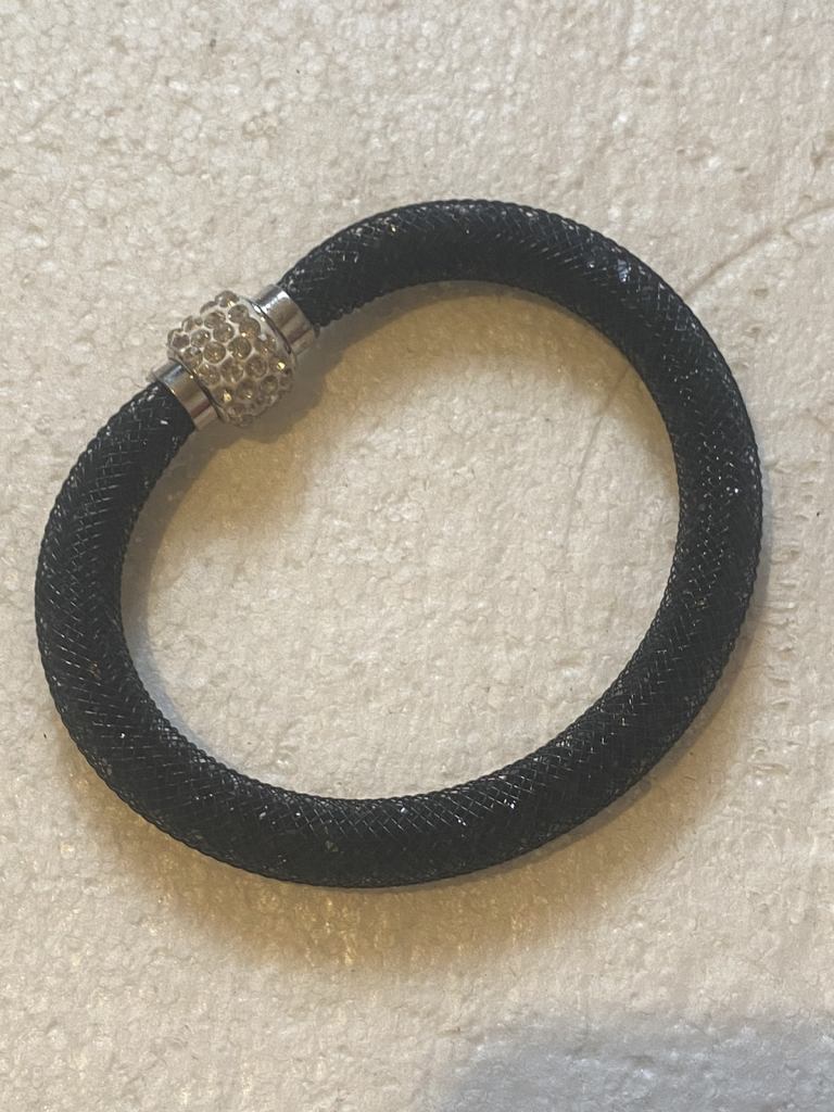 Magnet bracelet with mesh rhinestone.. 