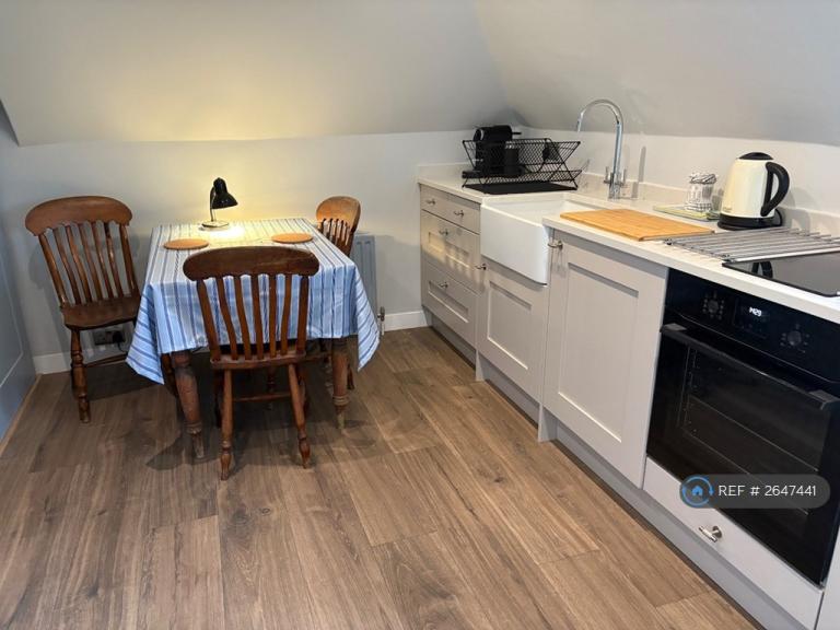 2 bedroom flat in Rose Hill, Dorking, RH4 (2 bed) (#2647441)