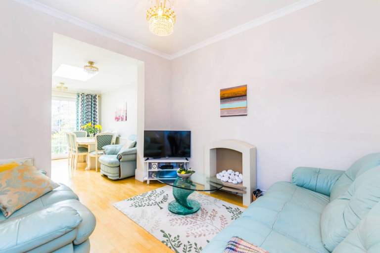Beautiful Double Room + Bathroom- East Ham
