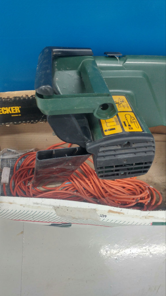Black and decker electric chainsaw wood garden trees tree surgeon maintenance cutting cuts