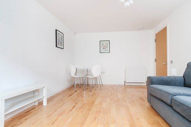 Contemporary, 2-bedroom, ground floor, furnished flat at the Shore - available NOW