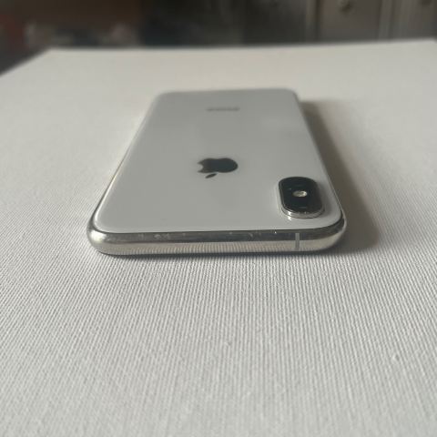 iPhone XS 64gb Unlocked iOS 16.1.1, £120.00 for Sale in Newham