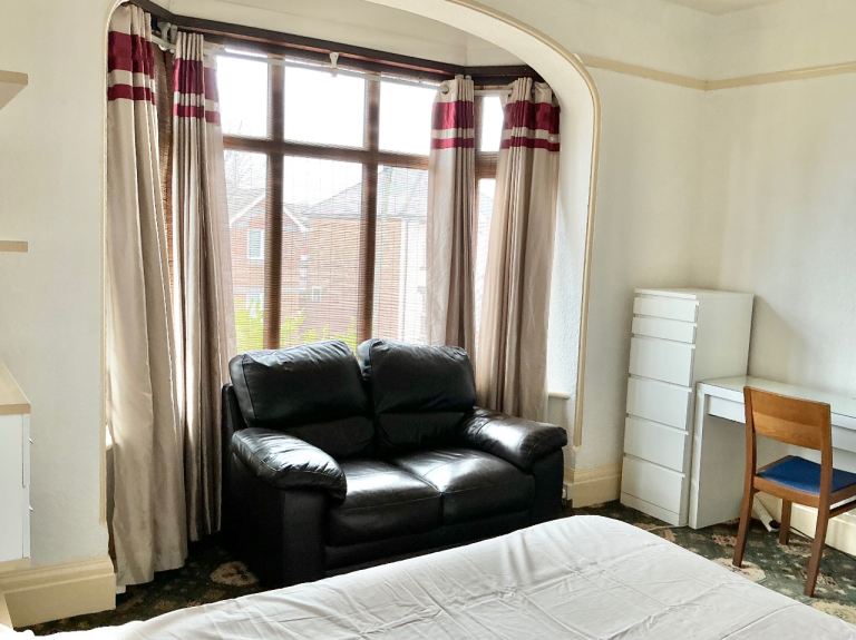 Large double available now in well located, friendly house Queens Park BH8