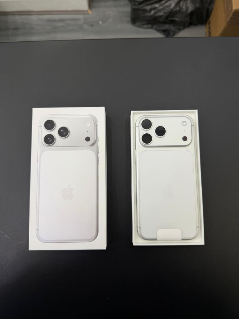 Apple iPhone 17 Pro Max 256GB Silver (Unlocked) Immaculate Condition 100% 🔋