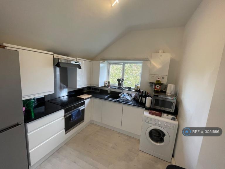 1 bedroom flat in Stretford, Manchester, M32 (1 bed) (#3051686)