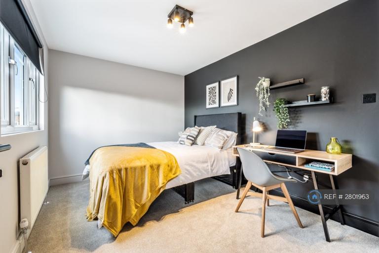 1 bedroom in Brighton Road, Addlestone, KT15 (#2801963)