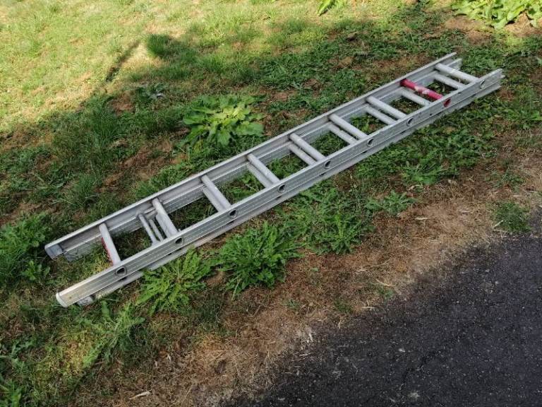 Extendable Metal Ladder – Good Condition, Ready for Use