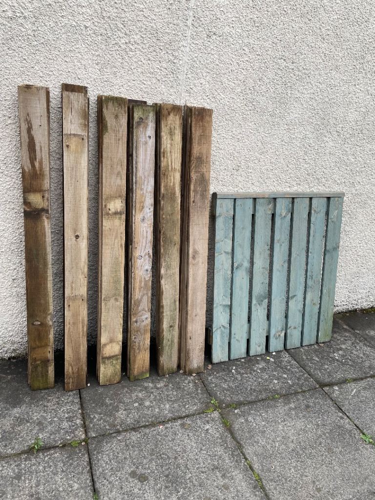 30 FENCE SLATS & WOODEN GATE