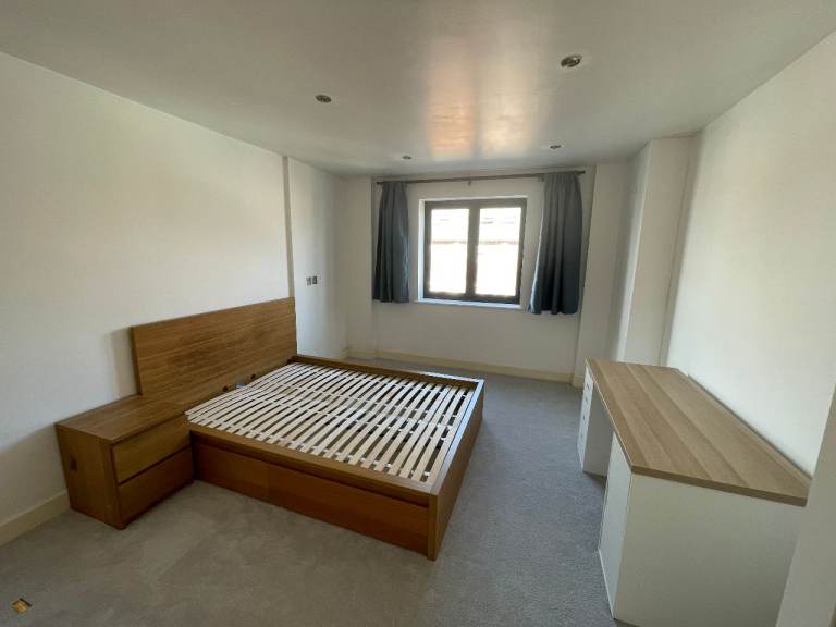 Spacious double room in a 2-bed flat 