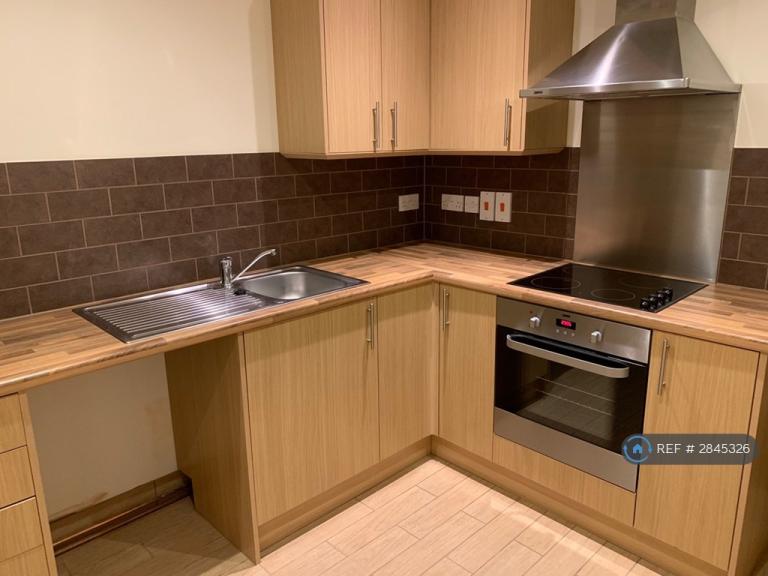 1 bedroom flat in Victoria Road, Ferndown, BH22 (1 bed) (#2845326)