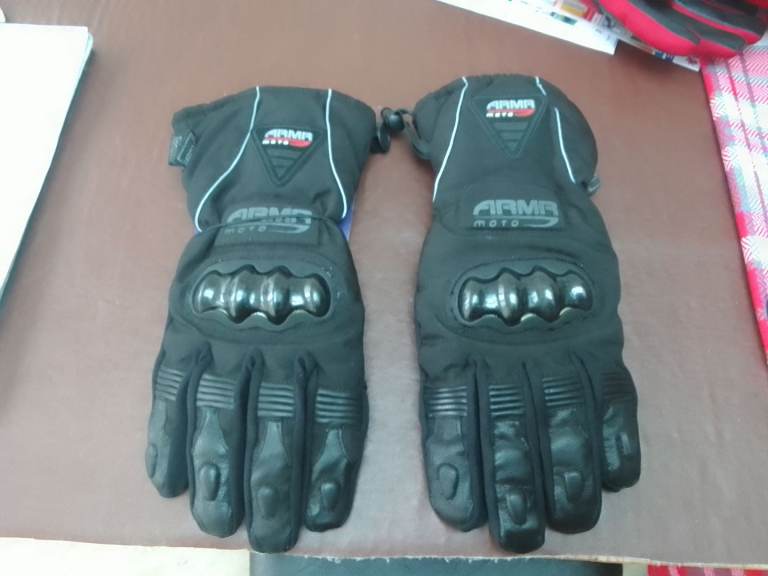 Pair of new ARMR motorcycle motorbike gloves with tags size medium will post