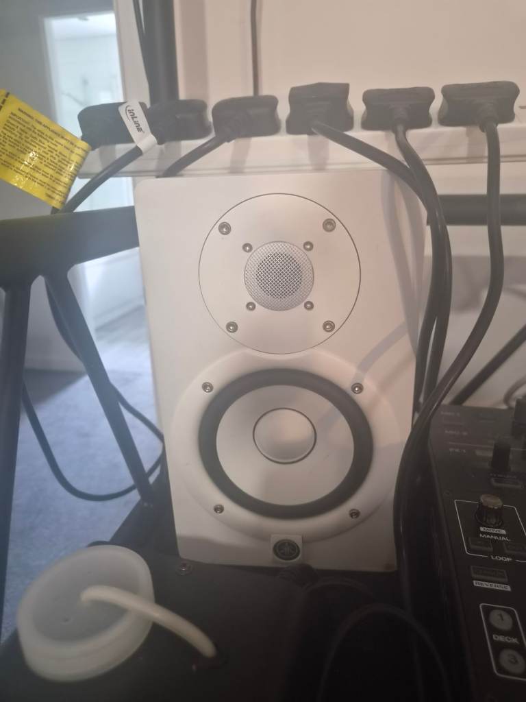2 Yamaha HS5 Studio Monitor Speaker - White