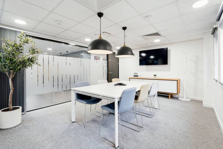 Tunbridge Wells - TN1 1DJ \ Office for Rent with 4 Workstations