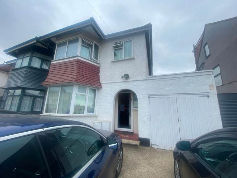 3Bed 2bath Semi detached house to rent in Edgware - Vancover Road