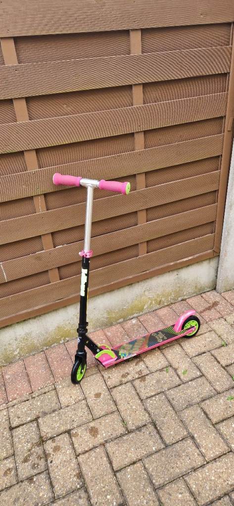 JD BUG INLINE FOLDING SCOOTER MS 305 CLASSIC. VERY GOOD CONDITION.