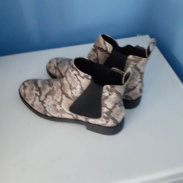 Clarks Snake Print Chelsea Boots – Size 5, Good Condition