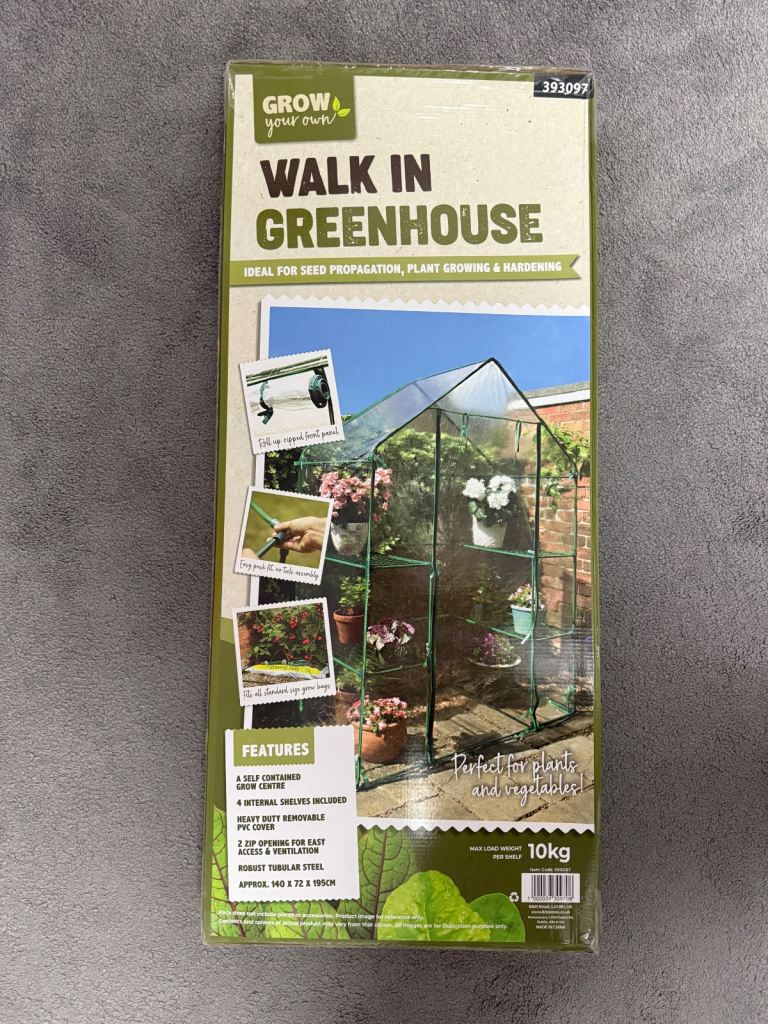 Walk in Greenhouse with 4 shelves 140x72x195cm