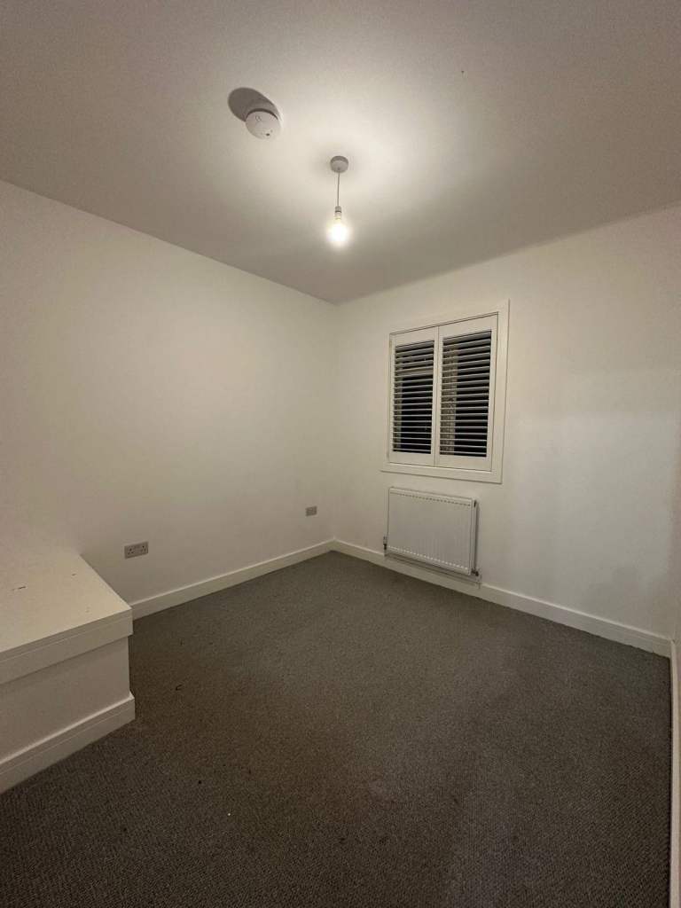 Spacious and Cosy 3 Bed Flat available for Rent in - CR4 1HL