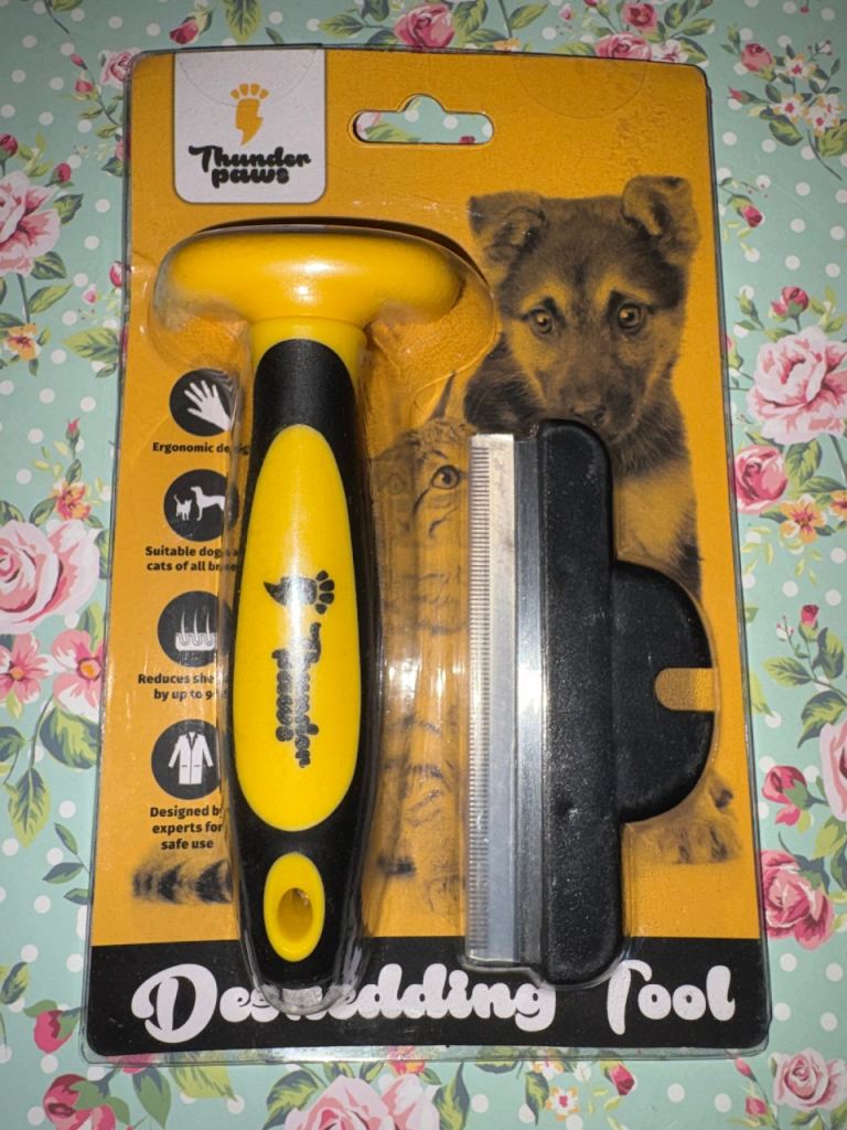 Professional De-Shedding Tool  and Pet Grooming Brush. Thunderpaws New with Tags. 