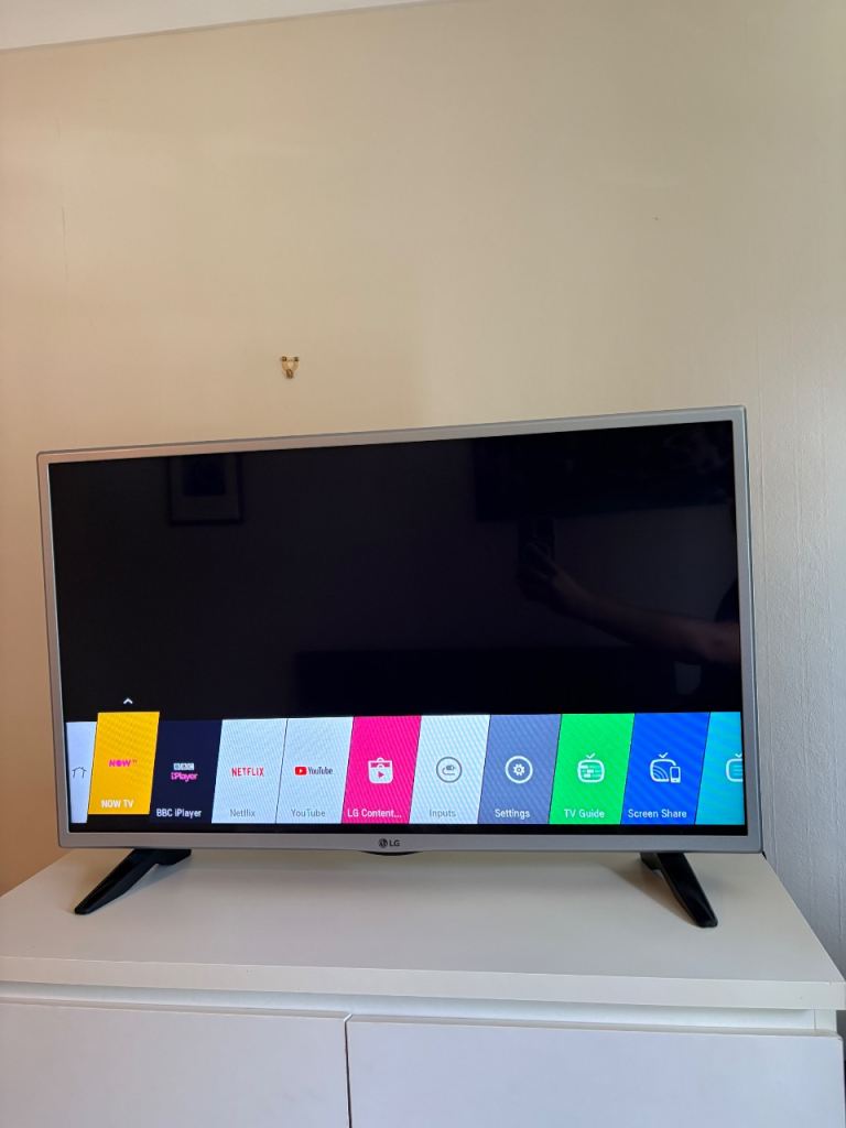 LG 32LH570U Smart TV 32 Inch – Great Condition