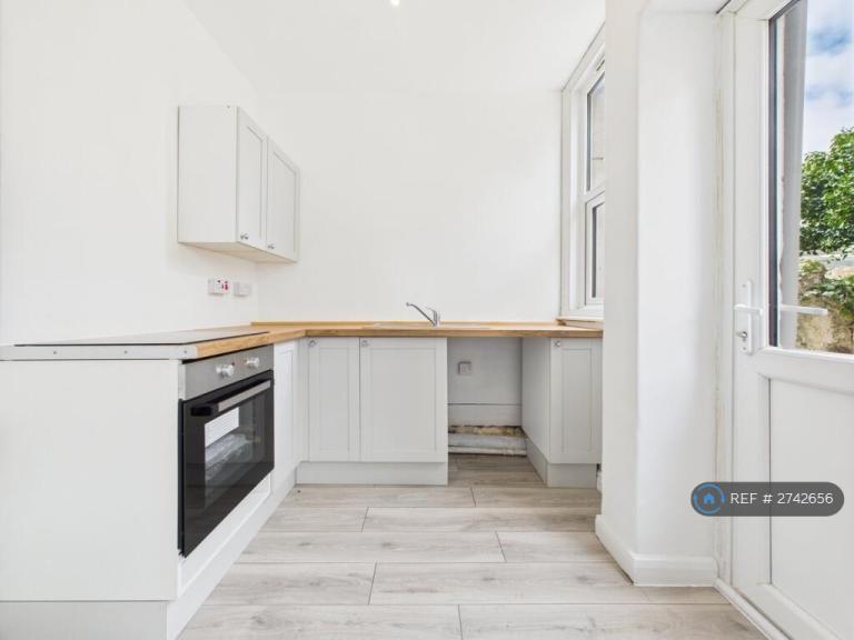 1 bedroom flat in Jubilee Road, Weston-Super-Mare, BS23 (1 bed) (#2742656)