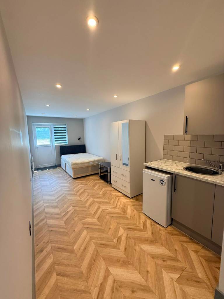 Studio is Egham with garden - NO DEPOSITS REQUIRED