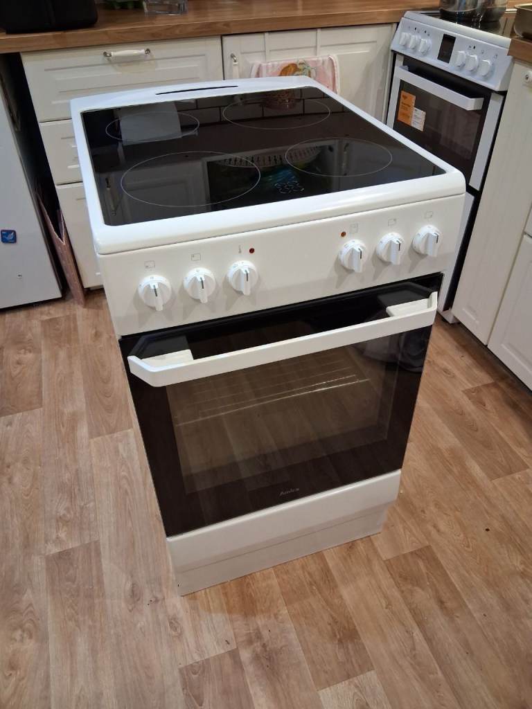 White Freestanding Electric Cooker with Ceramic Hob – Good Condition