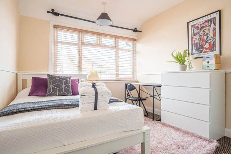 Double room available clsoe to station